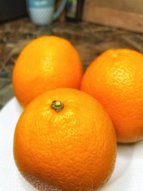 Beyaz arka planda taze portakal, meyve, vitamin, sağlıklı yiyecek, C vitamini. 