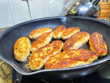 Ukrayna usulü leziz kızarmış et pirzolası kızartma tavasında kızarmış ekmek kırıntıları içinde yağ, tavuk, et, köfte, pirzola. 