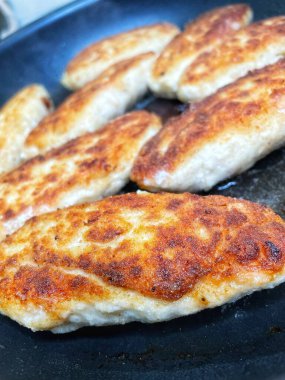 Ukrayna usulü leziz kızarmış et pirzolası kızartma tavasında kızarmış ekmek kırıntıları içinde yağ, tavuk, et, köfte, pirzola. 