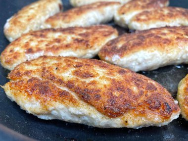 Ukrayna usulü leziz kızarmış et pirzolası kızartma tavasında kızarmış ekmek kırıntıları içinde yağ, tavuk, et, köfte, pirzola. 