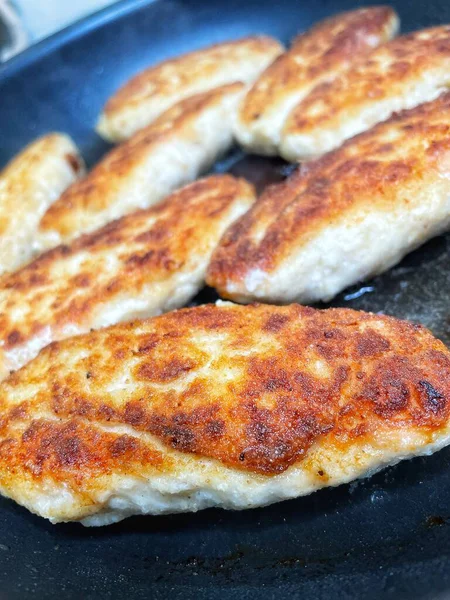 Ukrayna usulü leziz kızarmış et pirzolası kızartma tavasında kızarmış ekmek kırıntıları içinde yağ, tavuk, et, köfte, pirzola. 