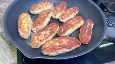 Ukrayna usulü leziz kızarmış et pirzolası kızartma tavasında kızarmış ekmek kırıntıları yağda, tavukta, ette, köftede, kebabta, pirzola 