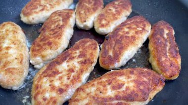 Ukrayna usulü leziz kızarmış et pirzolası kızartma tavasında kızarmış ekmek kırıntıları yağda, tavukta, ette, köftede, kebabta, pirzola 