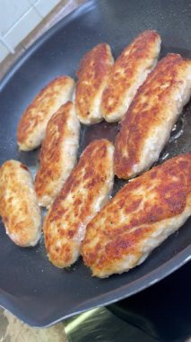 Ukrayna usulü leziz kızarmış et pirzolası kızartma tavasında kızarmış ekmek kırıntıları yağda, tavukta, ette, köftede, kebabta, pirzola 