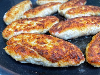 Ukrayna usulü lezzetli kızarmış et pirzolası kızartma tavasında kızarmış ekmek kırıntıları yağda, tavukta, ette, köftede, pirzolalarda, kebaplarda. 