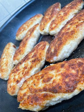 Ukrayna usulü leziz kızarmış et pirzolası kızartma tavasında kızarmış ekmek kırıntıları yağda, tavukta, ette, köftede, pirzolada, kebabta 