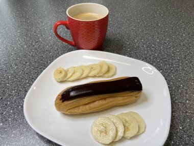 Bir fincanda muz ve kahve.