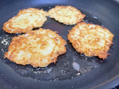 Kızartma tavası, patates tabağı, kızartma tavasında yağda kızartılmış, Ukrayna mutfağı, deruns 