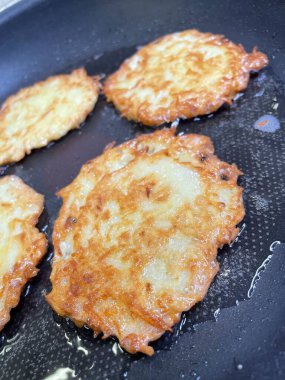 Kızartma tavası, patates tabağı, kızartma tavasında yağda kızartılmış, Ukrayna mutfağı, deruns 