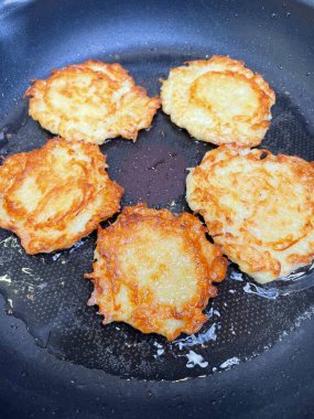 Kızartma tavası, patates tabağı, kızartma tavasında yağda kızartılmış, Ukrayna mutfağı, deruns 