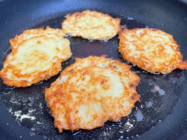 Kızartma tavası, patates tabağı, kızartma tavasında yağda kızartılmış, Ukrayna mutfağı, deruns 