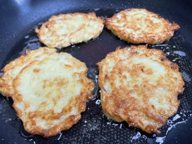 Kızartma tavası, patates tabağı, kızartma tavasında yağda kızartılmış, Ukrayna mutfağı, deruns 