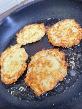 Kızartma tavası, patates tabağı, kızartma tavasında yağda kızartılmış, Ukrayna mutfağı, deruns 