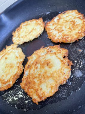 Kızartma tavası, patates tabağı, kızartma tavasında yağda kızartılmış, Ukrayna mutfağı, deruns 