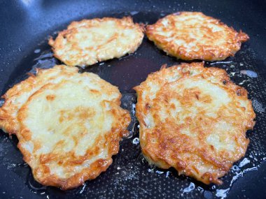 Kızartma tavası, patates tabağı, kızartma tavasında kızarmış patates, Ukrayna mutfağı, deruns, krep. 