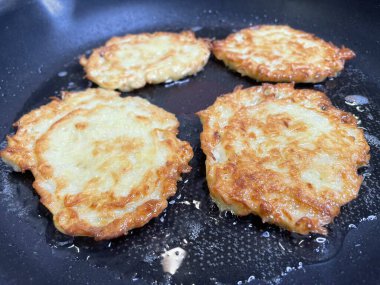 Kızartma tavası, patates tabağı, kızartma tavasında kızarmış patates, Ukrayna mutfağı, deruns, krep. 