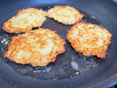 Kızartma tavası, patates tabağı, kızartma tavasında kızarmış patates, Ukrayna mutfağı, deruns, krep. 
