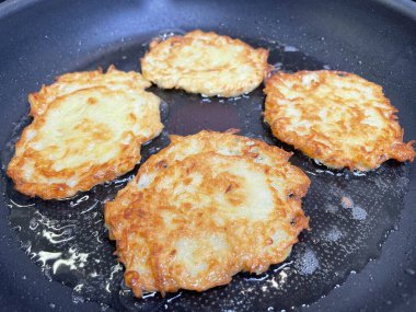 Kızartma tavası, patates tabağı, kızartma tavasında kızarmış patates, Ukrayna mutfağı, deruns, krep. 