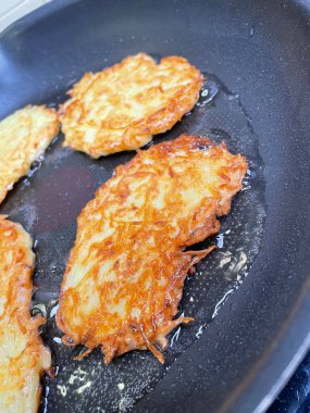 Kızartma tavası, patates tabağı, kızartma tavasında yağda patates kızartması, Ukrayna mutfağı, gözleme, deruns 