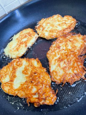 Kızartma tavası, patates tabağı, kızartma tavasında yağda patates kızartması, Ukrayna mutfağı, gözleme, deruns 