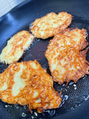 Kızartma tavası, patates tabağı, kızartma tavasında yağda patates kızartması, Ukrayna mutfağı, gözleme, deruns 