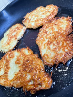 Kızartma tavası, patates tabağı, kızartma tavasında yağda patates kızartması, Ukrayna mutfağı, gözleme, deruns 