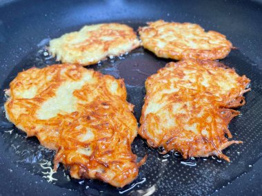 Kızartma tavası, patates tabağı, kızartma tavasında yağda patates kızartması, Ukrayna mutfağı, gözleme, deruns 