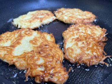 Kızartma tavası, patates tabağı, kızartma tavasında yağda patates kızartması, Ukrayna mutfağı, gözleme, deruns 