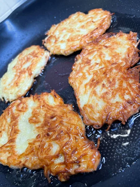 Kızartma tavası, patates tabağı, kızartma tavasında yağda patates kızartması, Ukrayna mutfağı, gözleme, deruns 