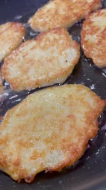 Kızartma tavası, patates tabağı, kızartma tavasında kızarmış patates, Ukrayna mutfağı, deruns, krep. 