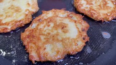 Kızartma tavası, patates tabağı, kızartma tavasında kızarmış patates, Ukrayna mutfağı, deruns, krep. 