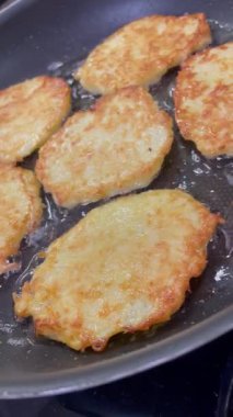 Kızartma tavası, patates tabağı, kızartma tavasında kızarmış patates, Ukrayna mutfağı, deruns, krep. 