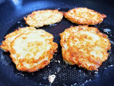 Kızartma tavası, patates tabağı, kızartma tavasında yağda patates kızartması, Ukrayna mutfağı, gözleme, deruns 