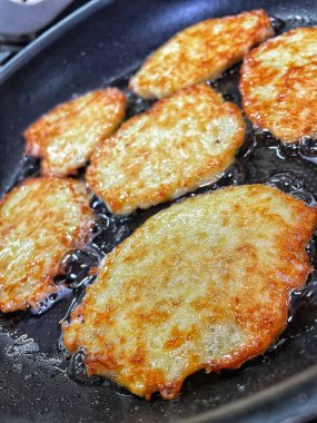 Kızartma tavası, patates tabağı, kızartma tavasında yağda patates kızartması, Ukrayna mutfağı, gözleme, deruns 
