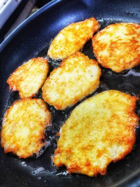 Kızartma tavası, patates tabağı, kızartma tavasında yağda patates kızartması, Ukrayna mutfağı, gözleme, deruns 