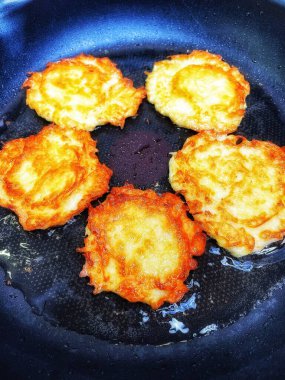 Kızartma tavası, patates tabağı, kızartma tavasında yağda patates kızartması, Ukrayna mutfağı, gözleme, deruns 