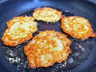 Kızartma tavası, patates tabağı, kızartma tavasında yağda patates kızartması, Ukrayna mutfağı, gözleme, deruns 