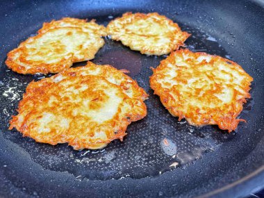 Kızartma tavası, patates tabağı, kızartma tavasında yağda patates kızartması, Ukrayna mutfağı, gözleme, deruns 