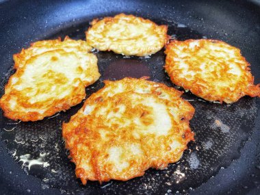 Kızartma tavası, patates tabağı, kızartma tavasında yağda patates kızartması, Ukrayna mutfağı, gözleme, deruns 