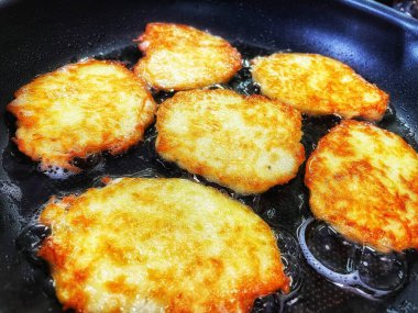 Kızartma tavası, patates tabağı, kızartma tavasında yağda patates kızartması, Ukrayna mutfağı, gözleme, deruns 