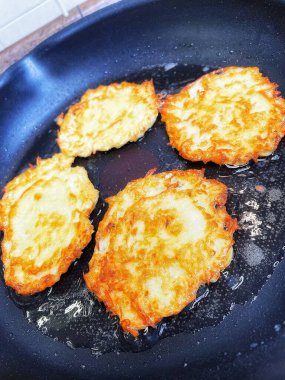 Kızartma tavası, patates tabağı, kızartma tavasında yağda patates kızartması, Ukrayna mutfağı, gözleme, deruns 