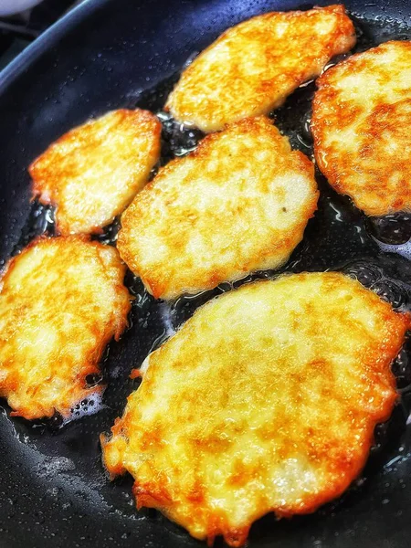 Kızartma tavası, patates tabağı, kızartma tavasında yağda patates kızartması, Ukrayna mutfağı, gözleme, deruns 