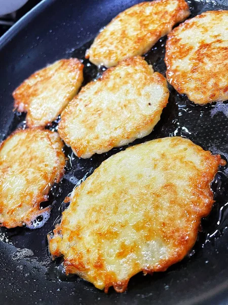 Kızartma tavası, patates tabağı, kızartma tavasında yağda patates kızartması, Ukrayna mutfağı, gözleme, deruns 