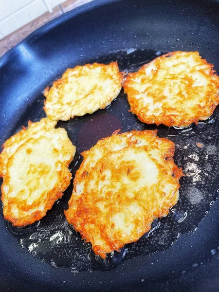 Kızartma tavası, patates tabağı, kızartma tavasında yağda patates kızartması, Ukrayna mutfağı, gözleme, deruns 