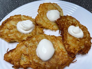 Patates tabağı, tavada yağda kızartılmış, ekşi krema, Ukrayna mutfağı, deruns, krep. 