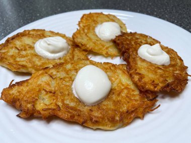 Patates tabağı, tavada yağda kızartılmış, ekşi krema, Ukrayna mutfağı, deruns, krep. 