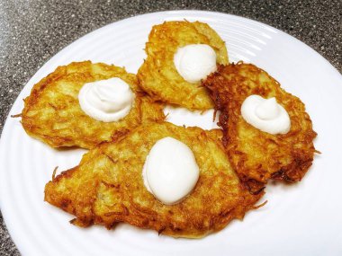 Patates tabağı, tavada yağda kızartılmış, ekşi krema, Ukrayna mutfağı, deruns, krep. 