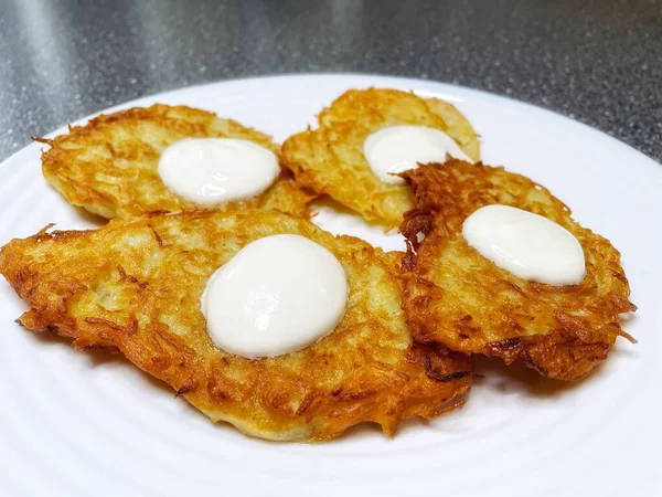 Patates tabağı, tavada yağda kızartılmış, ekşi krema, Ukrayna mutfağı, deruns, krep. 