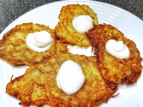 Patates tabağı, tavada yağda kızartılmış, ekşi krema, Ukrayna mutfağı, deruns, krep. 