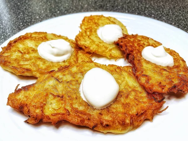 Patates tabağı, tavada yağda kızartılmış, ekşi krema, Ukrayna mutfağı, deruns, krep. 